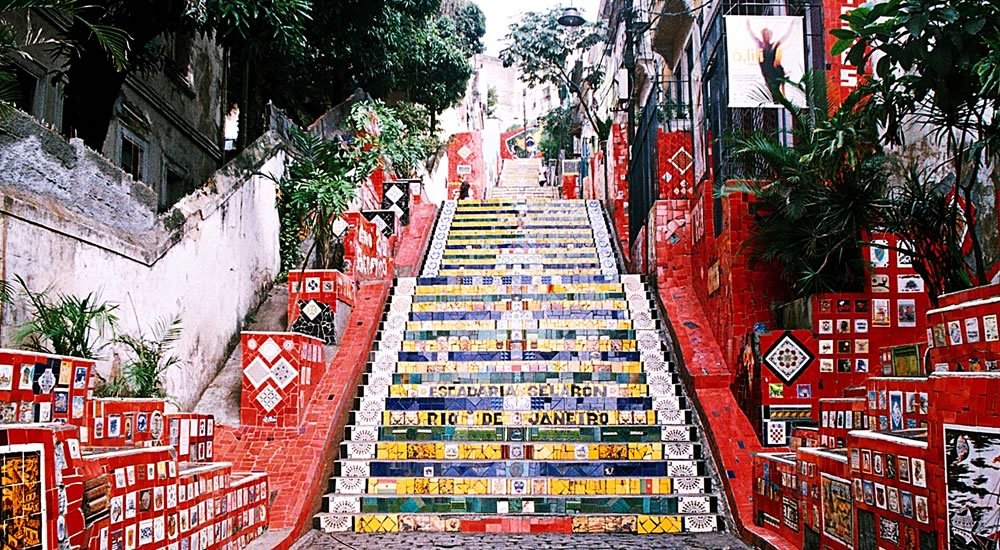 O que fazer no Rio de Janeiro? 10 pontos turísticos 4 Foto da escadaria Selarón, a escadaria está vaia de pessoas.
