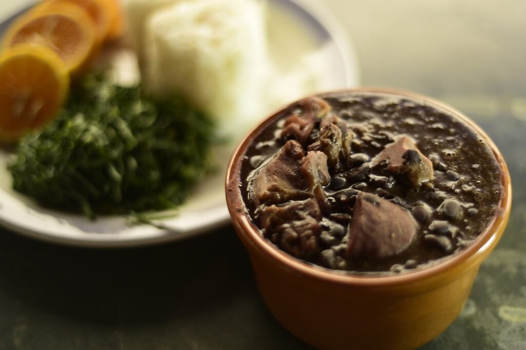 Cristo Redentor: O que você precisa saber antes de ir 5 Feijoada, comida típica do Brasil