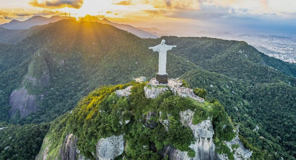 Como ir ao Cristo Redentor: O Guia Definitivo para uma Visita Inesquecível 4 foto cristo aerea