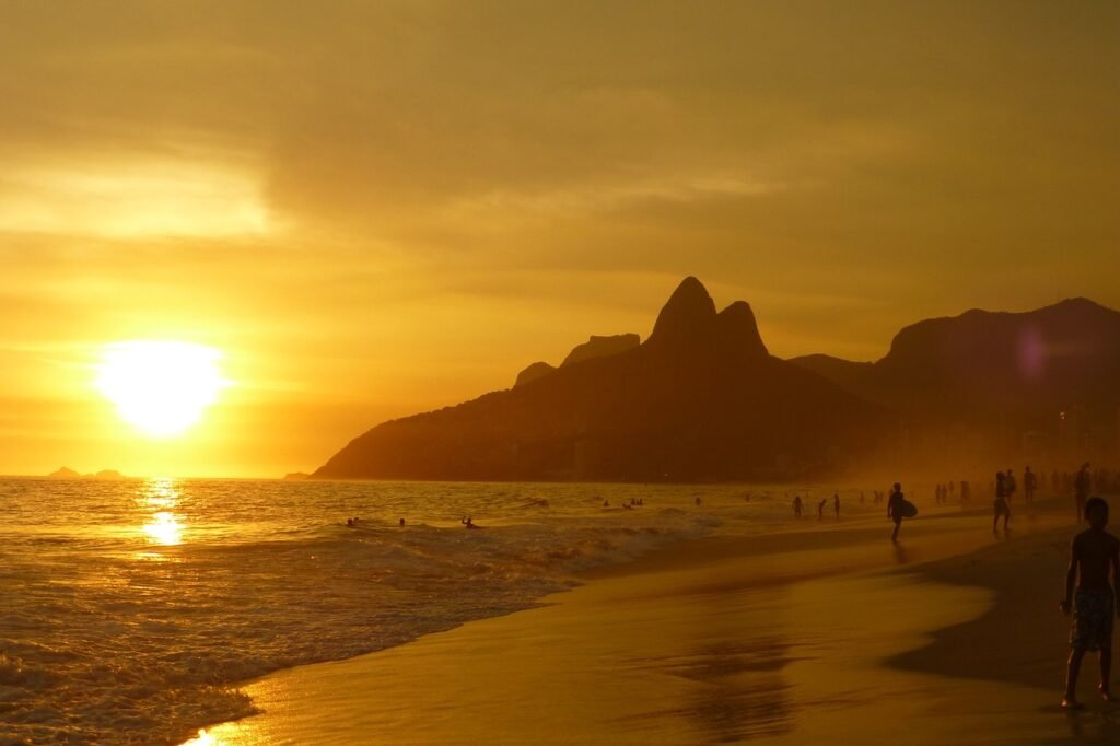 O que fazer no Rio de Janeiro? 10 pontos turísticos 2 Por do sol no Rio de Janeiro, praia de Ipanema.