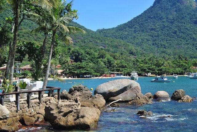 Angra dos Reis: tudo o que você precisa saber para viajar 5 Mostra foto em angulo aberto de ilha de Angra. barcos no mar, dia de sol.