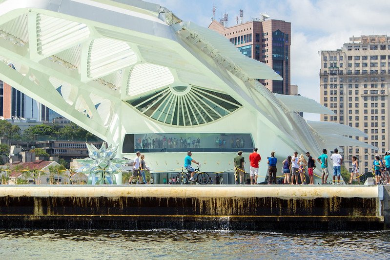 Tudo Sobre o Museu do Amanhã: Arquitetura, Exposições e Como Visitar 1 Museu do Amanhã no Rio, pessoas em frente esperando apra entrar.