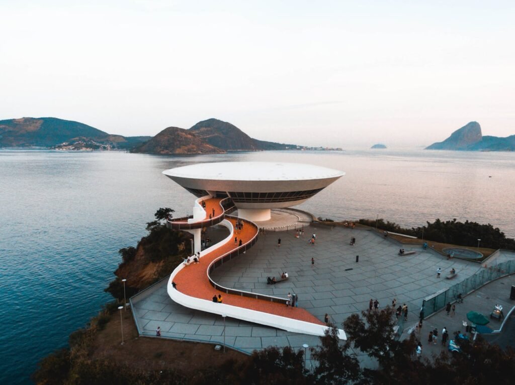 Cristo Redentor: O que você precisa saber antes de ir 4 Obra de Oscar Niemeyer em Niterói, RIo de Janeiro.