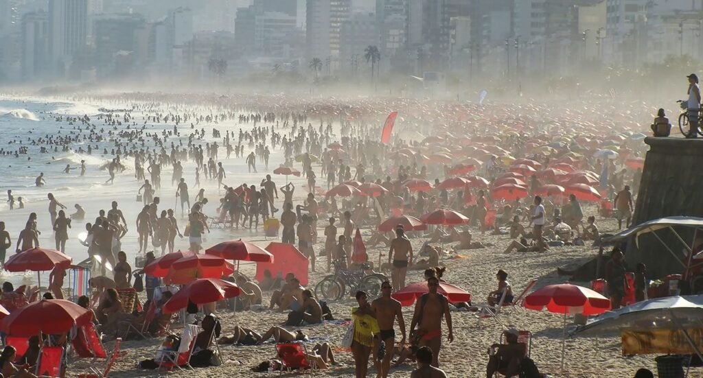 Praia do Leblon, Rio de Janeiro: Um Guia Completo 3 Banhistas lotando a areia da praia do Rio de Janeiro.