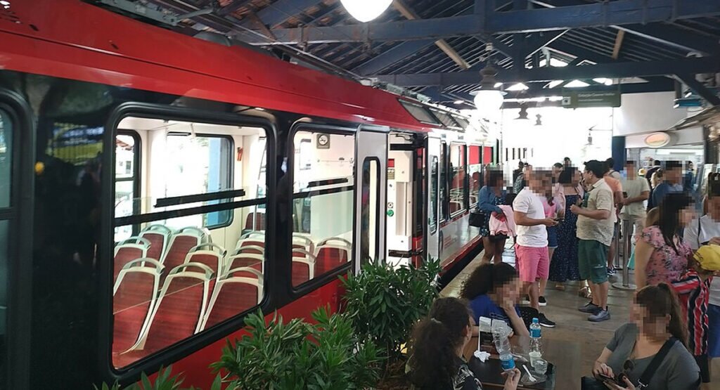 A Estátua do Cristo Redentor: Por que é um dos destinos mais procurados do mundo? 3 Estação de trem do Corcovado., pessoas aguardando para entrar no trem.