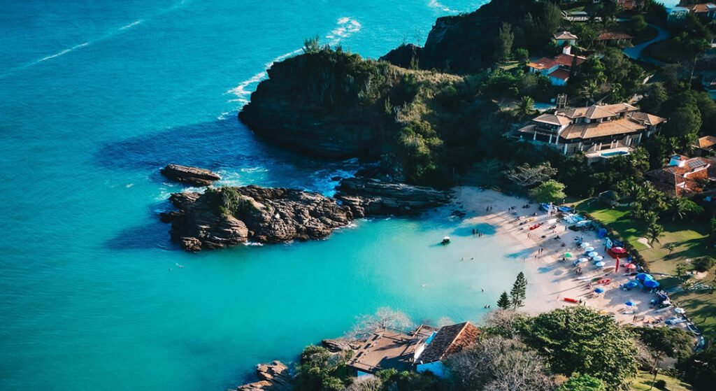 Búzios: Guia Completo para Conhecer as Melhores Praias 1 Praia de Búzios, dia de sol, foto aérea com mar azul e lindo.