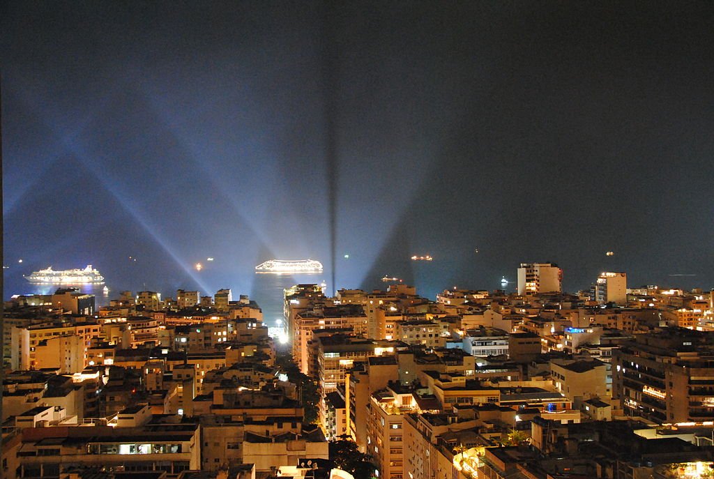 Réveillon 2025 em Copacabana: Dicas, Shows, Festas e Atrações 1 Copacabana, foto noturna, navios ancorados ao fundo.
