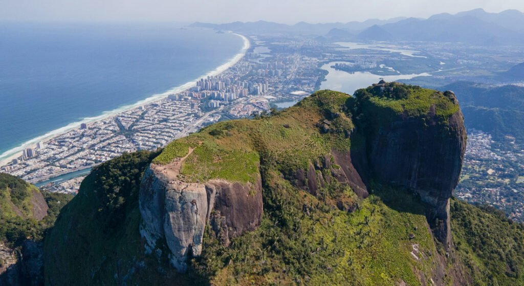 A Pedra da Gávea: Uma Aventura Imperdível no Rio de Janeiro 1 Pedra da Gávea, Rio de Janeiro. Vista Aérea com cidade do Rio ao fundo.