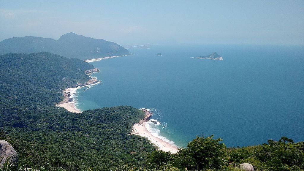 Como Chegar à Pedra do Telégrafo no Rio de Janeiro dicas e Fotos 2 Vista da Pedra do telégrafo. Dia nublado, mar azul.