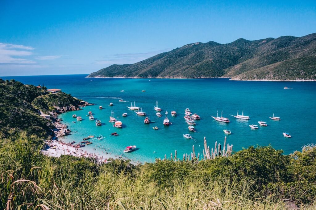 Arraial do Cabo: O Paraíso Escondido no Rio de Janeiro 1 Barcos em praia de Arraial do Cabo, Rio de Janeiro.