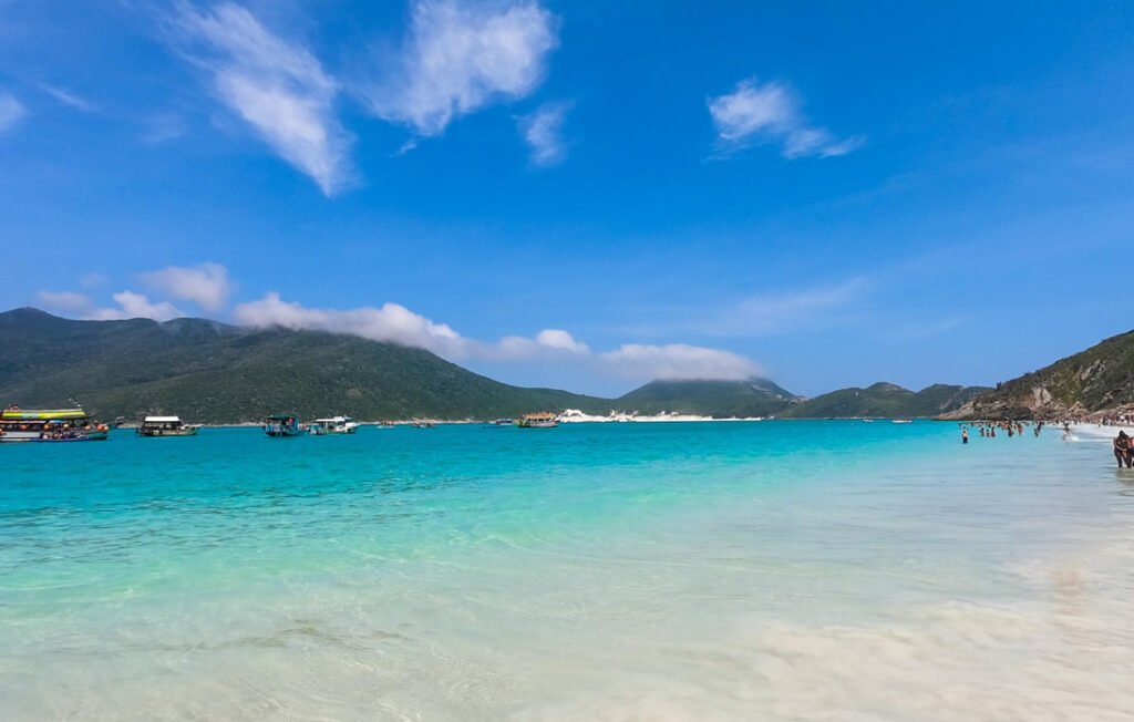 Arraial do Cabo: O Paraíso Escondido no Rio de Janeiro 2 Praia Azul, barcos na praia de Arrail.