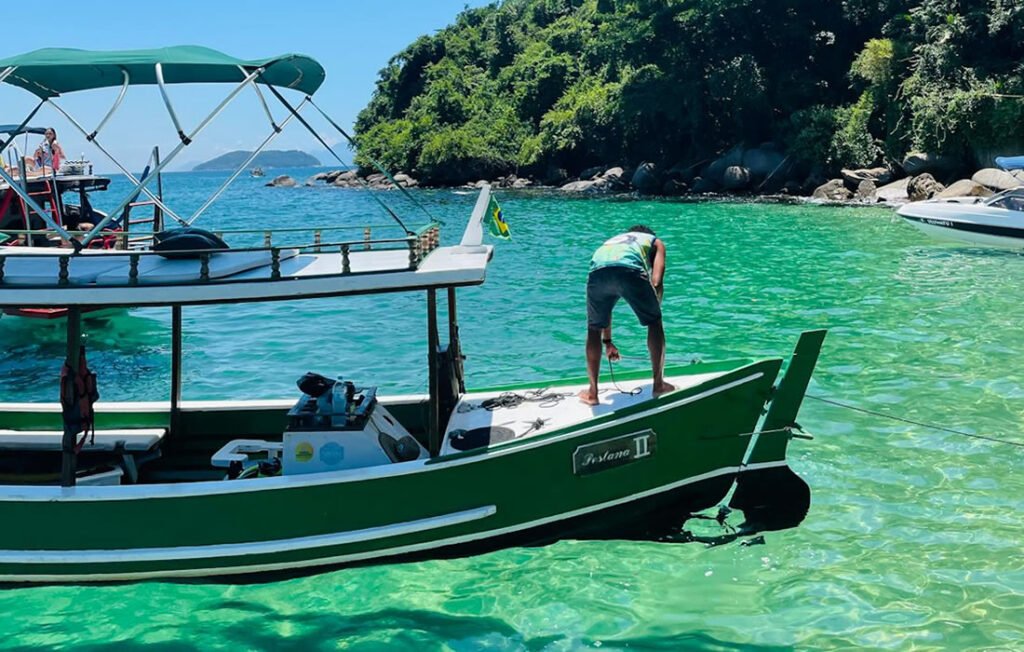 O Que Fazer em Paraty: Um Guia Completo para Sua Viagem 3 Barco em praia de Paraty, Rio de Janeiro