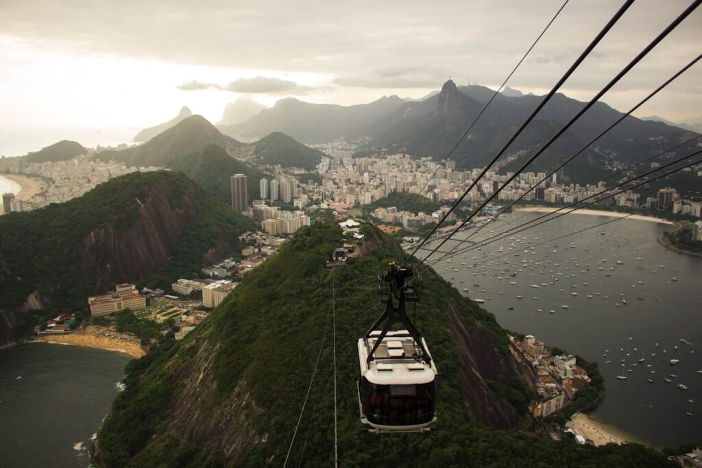 Morro da Urca Rio de Janeiro: dicas, passeios e restaurante 4 Bondinho pão de açúcar. Vista aérea. Cidade do Rio ao fundo.