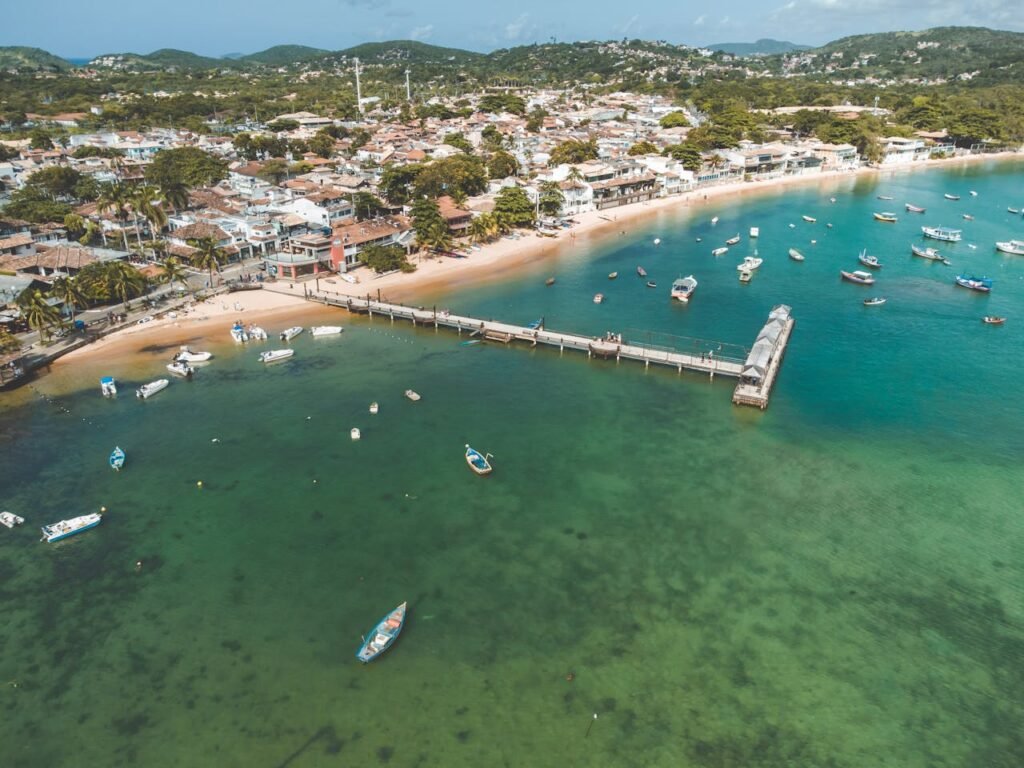 Búzios: Guia Completo para Conhecer as Melhores Praias 3 Vista aérea de Búzios, barcos ancordos na praia.