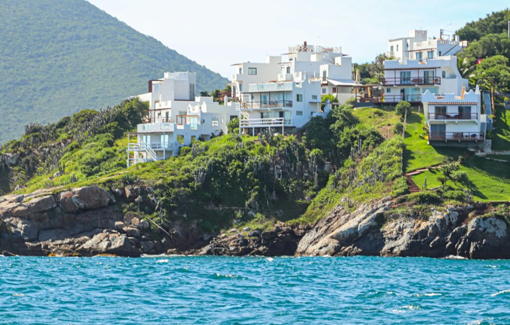 Arraial do Cabo: O Paraíso Escondido no Rio de Janeiro 3 Casas de luxo a beira-mar em arraial do cabo.