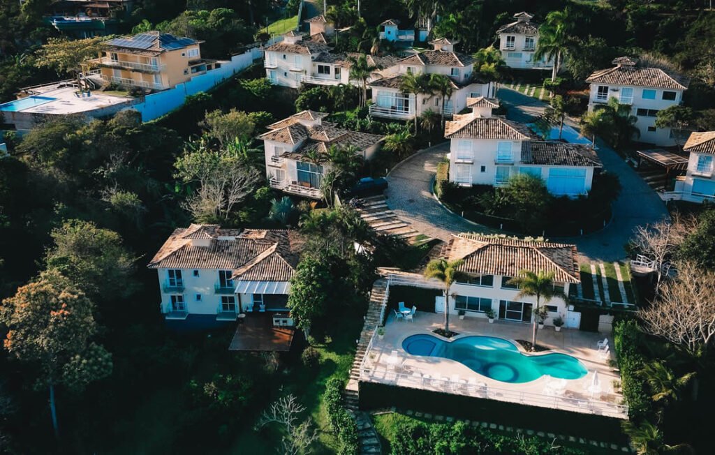 Búzios: Guia Completo para Conhecer as Melhores Praias 6 Condomínio residencial em Búzios. Casas de alto valor