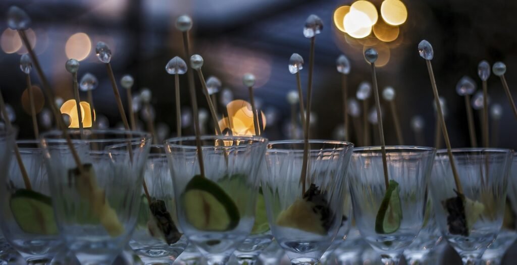 Tudo Sobre o Réveillon 2025 no Cristo Redentor: Pacotes, Atrações e Acessos 4 Drinks a mesa.