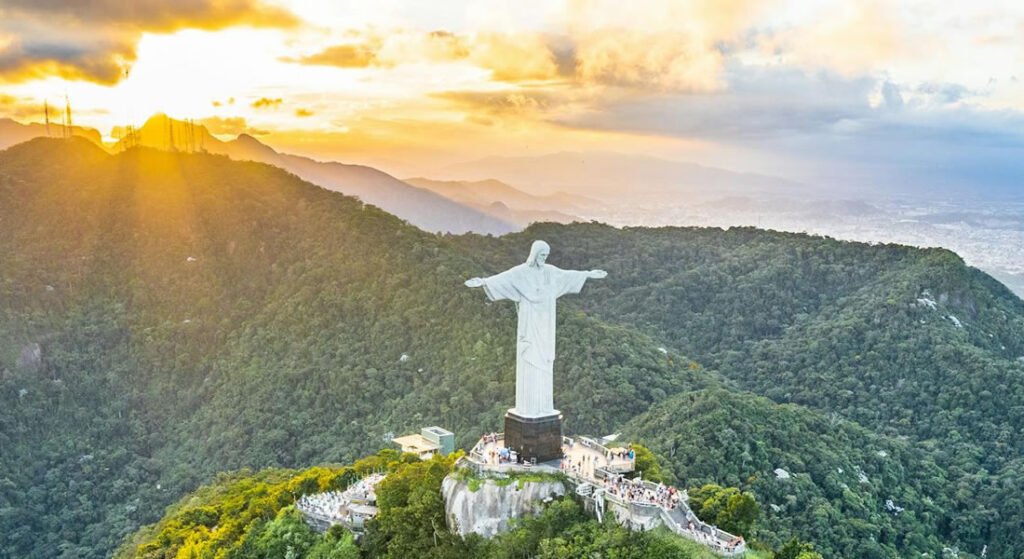 Dicas: Cristo Redentor, Trem do Corcovado e ingressos 3 Corcovado, Cristo Redentor. Pessoas visitando a estátua.