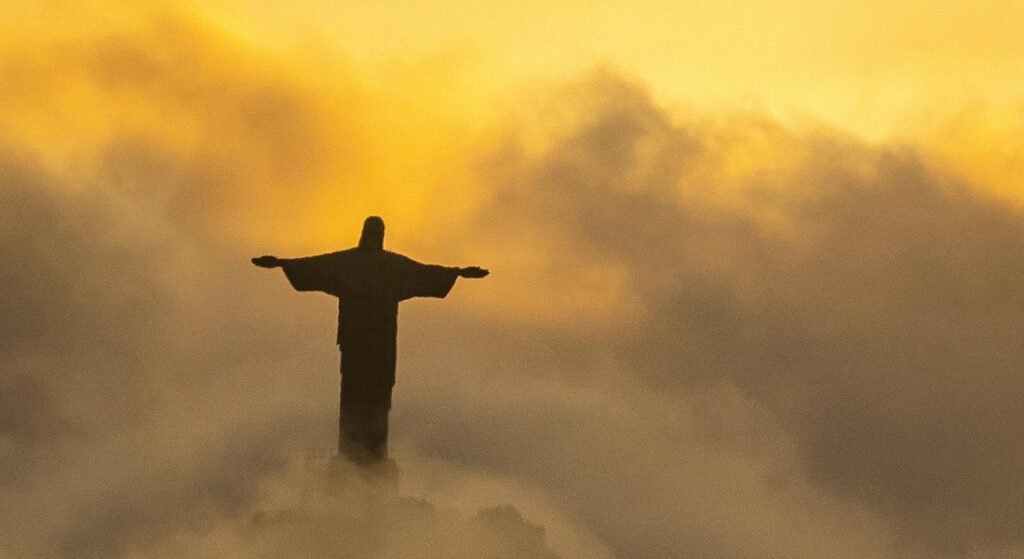 Dicas: Cristo Redentor, Trem do Corcovado e ingressos 2 Cristo Redentor visto acima das nuvens, por do sol.