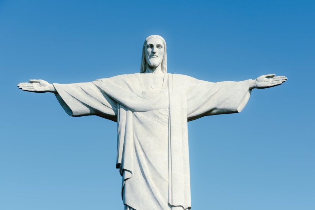 Dicas: Cristo Redentor, Trem do Corcovado e ingressos 1 Cristo Redentor de Braços abertos, foto dia de sol. Céu azul.