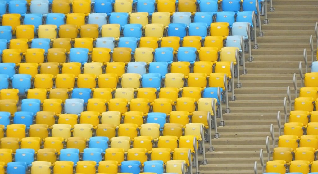 Estádio do Maracanã: como chegar, ingressos e dicas 2 Arquibancadas do Maracanã sem pessoas.