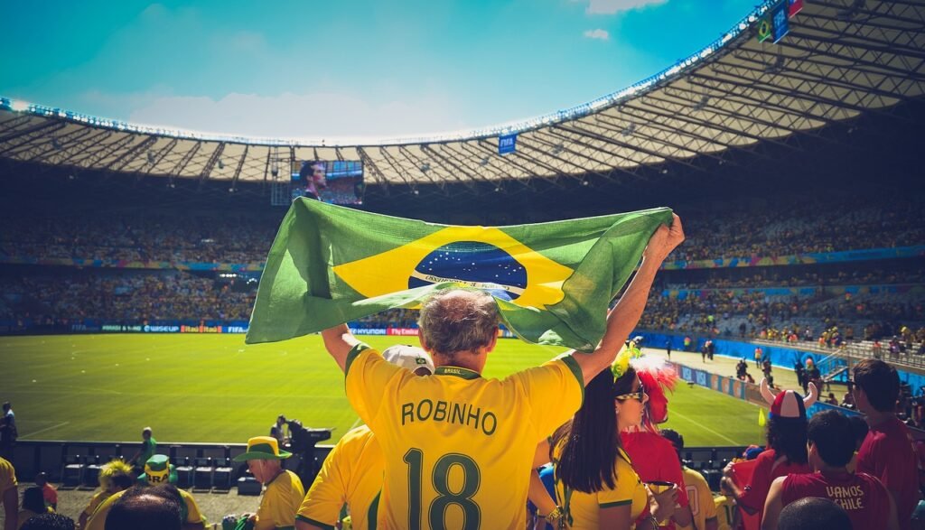 Estádio do Maracanã: como chegar, ingressos e dicas 3 Estádio cheio, torcedores com camisa do Brasil.