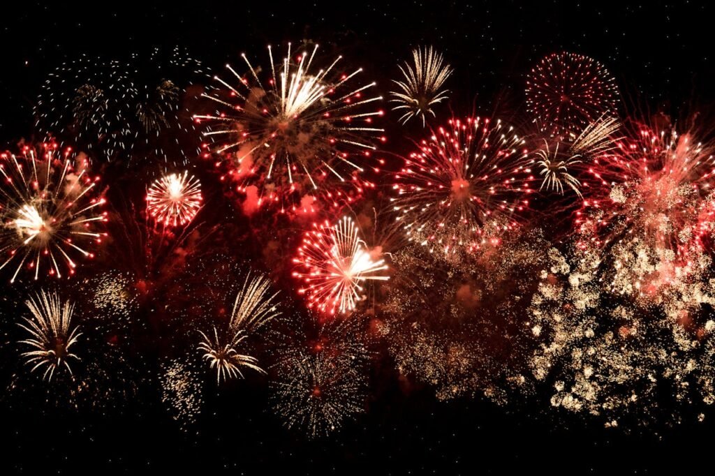 Réveillon 2025 em Copacabana: Dicas, Shows, Festas e Atrações 2 Fogos de artifício iluminando o céu na virada de ano.
