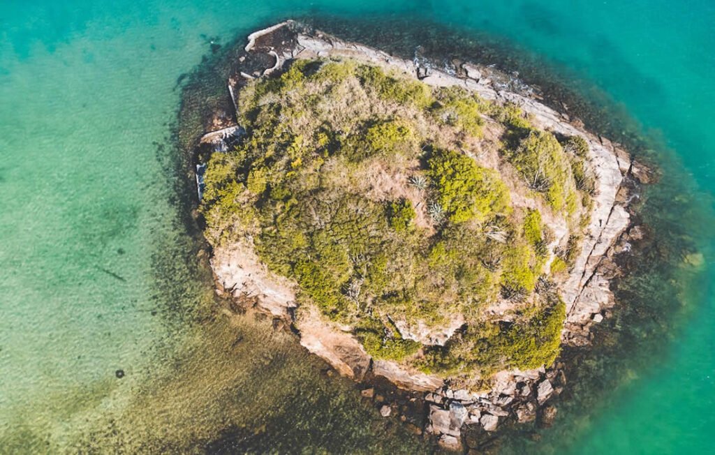 Búzios: Guia Completo para Conhecer as Melhores Praias 5 Ilha em Búzios, vista aérea.