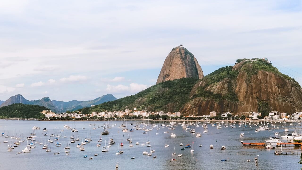 Morro da Urca Rio de Janeiro: dicas, passeios e restaurante 1 Morro da Urca e Lagoa Rodrigo de Freitas.