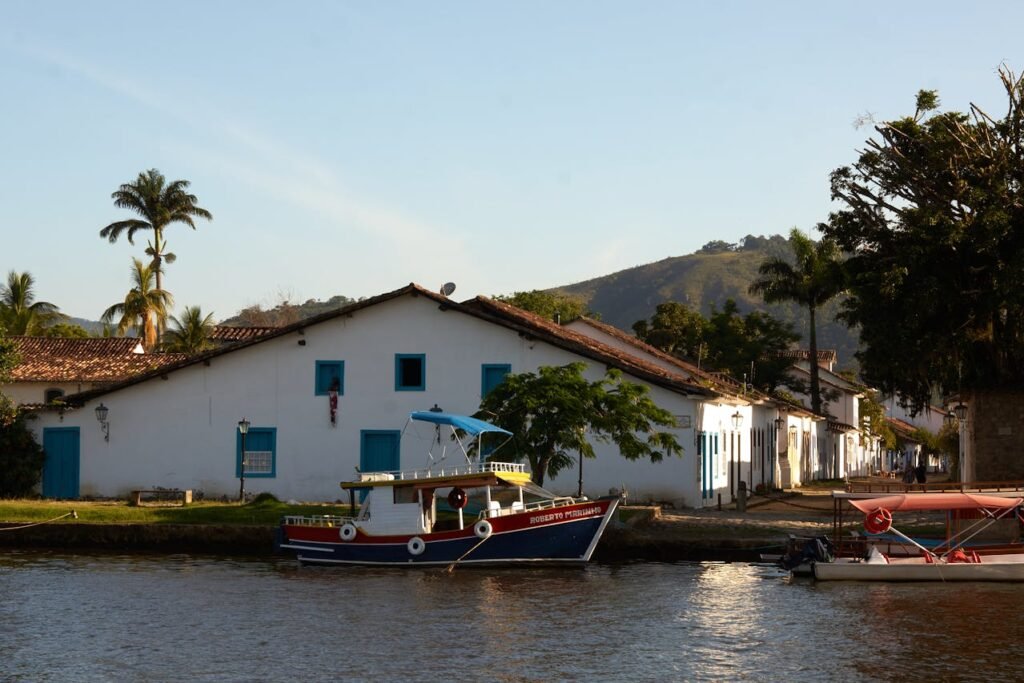 O Que Fazer em Paraty: Um Guia Completo para Sua Viagem 2 Foto de barco ancorado em Paraty.