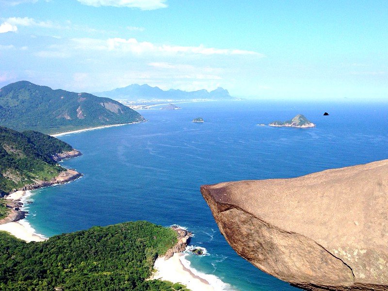 Como Chegar à Pedra do Telégrafo no Rio de Janeiro dicas e Fotos 1 Foto Pedra do Telégrafo, mar azul ao fundo da imagem.