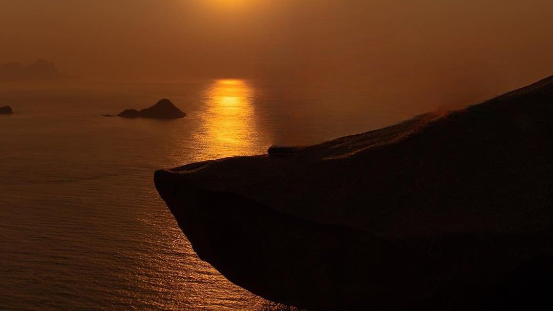 Como Chegar à Pedra do Telégrafo no Rio de Janeiro dicas e Fotos 4 Por do Sol, foto mostrando o sol se pondo e a pedra do telégrafo.