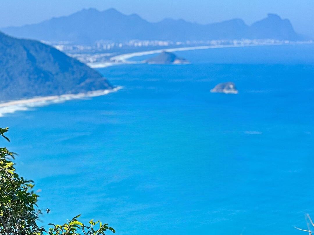 Como Chegar à Pedra do Telégrafo no Rio de Janeiro dicas e Fotos 5 Vista da praia e o relevo do RIo de Janeiro.
