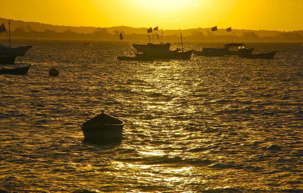 Búzios: Guia Completo para Conhecer as Melhores Praias 4 Por do Sol em Búzios, mar está dourado com a luz do sol.