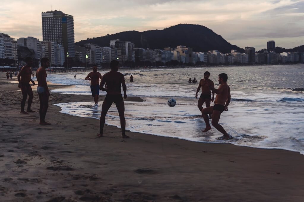Rio de Janeiro o que você precisa saber 2024 5 Praia no Rio de Janeiro, pessoas jogando na areia.