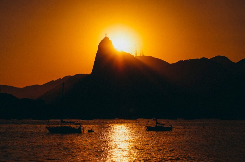Rio de Janeiro o que você precisa saber 2024 1 Foto da Lagoa Rodrigo de Freitas, por do sol atrás do corcovado.