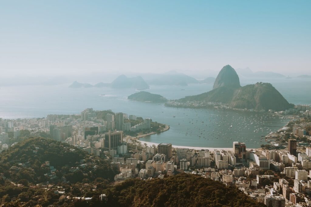 Rio de Janeiro o que você precisa saber 2024 2 Rio de Janeiro visto de cima. Corcovado, Cristo Redentor e prias.