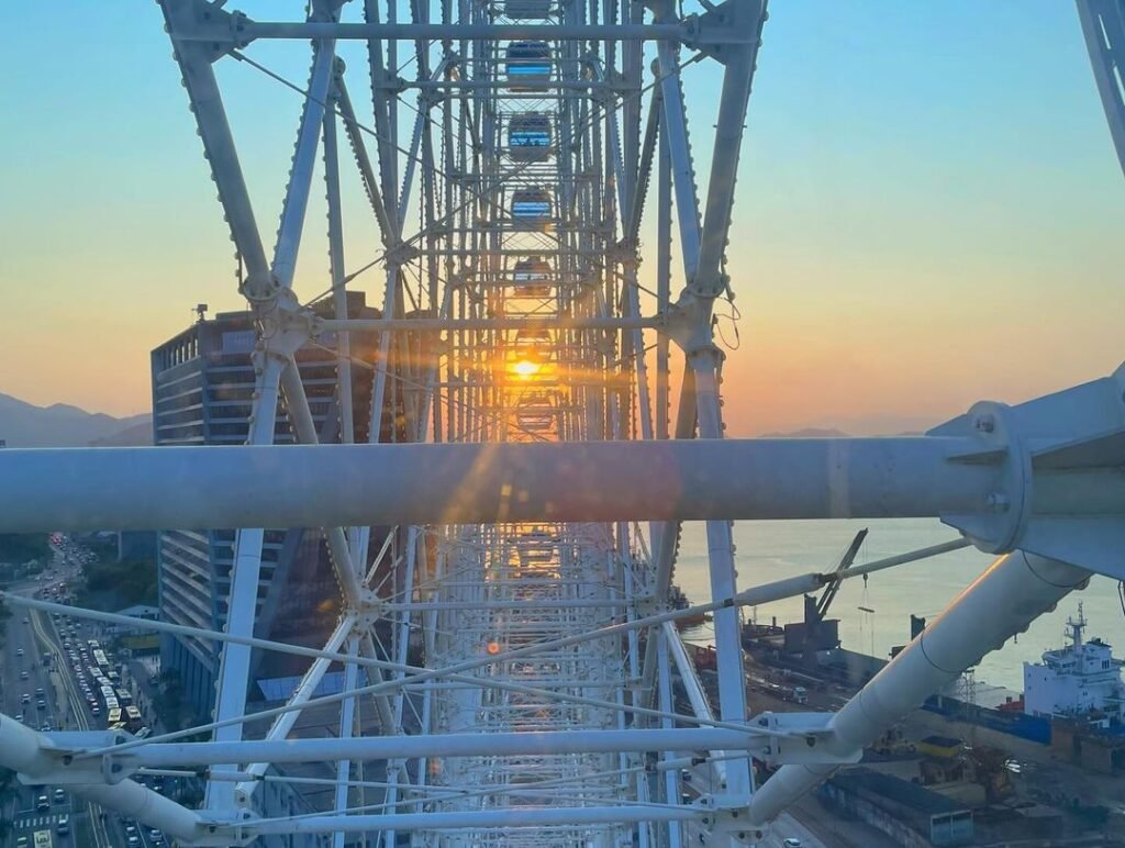 Yup Star: A Roda-Gigante do Rio de Janeiro horários e ingressos 2 Vista de cima da Roda gigante do Rio de Janeiro. Por do sol ao fundo.