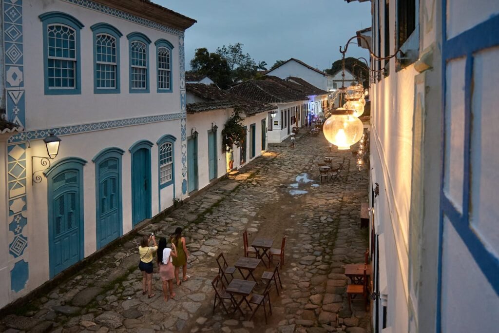 O Que Fazer em Paraty: Um Guia Completo para Sua Viagem 1 Ruas de Paraty, Rio de Janeiro, foto entardecer, pessoas andando na rua.