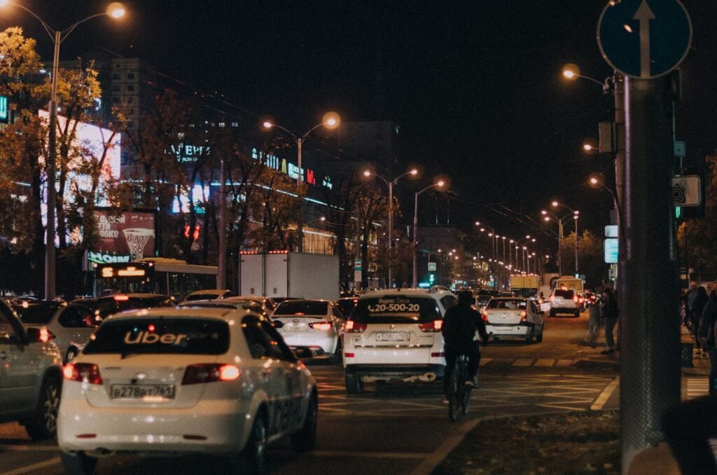 Réveillon 2025 em Copacabana: Dicas, Shows, Festas e Atrações 5 Ruas cheias de carros, Uber, táxi, foto noturna.