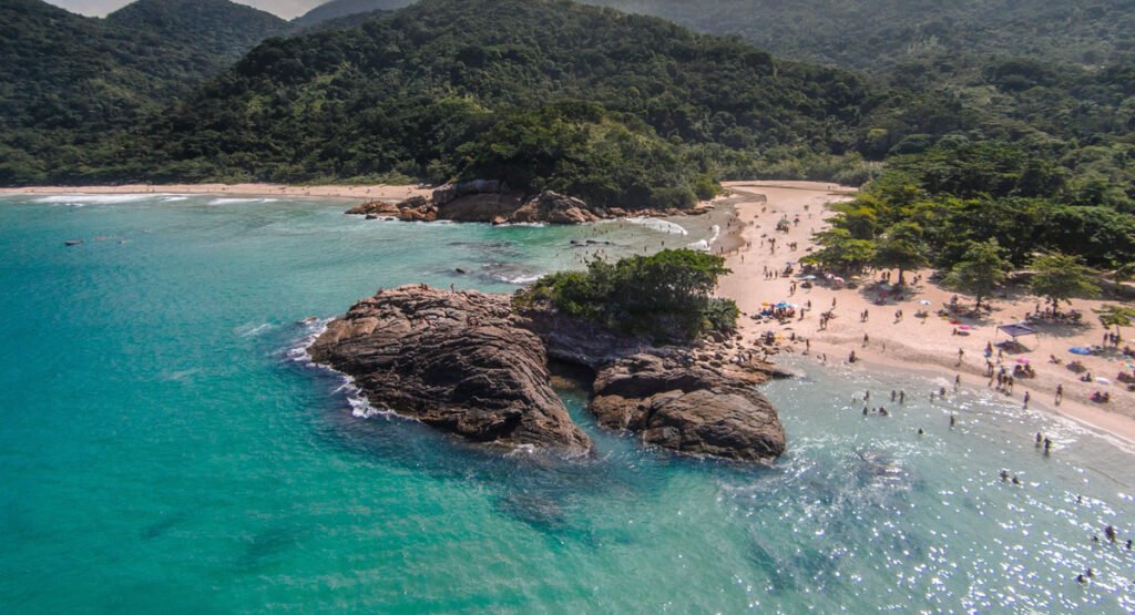 Réveillon 2025 em Ilha Grande: Uma Virada Inesquecível 1 Foto vista aérea de Ilha Grande em Angra dos Reis.