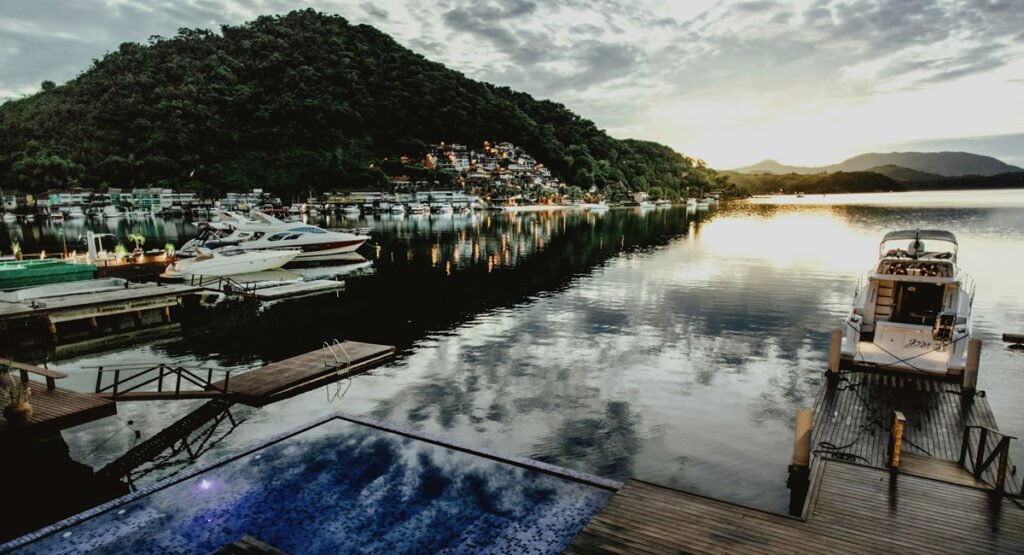 Réveillon 2025 em Ilha Grande: Uma Virada Inesquecível 6 Foto barcos ancorados, nascer do sol em Angra dos reis.