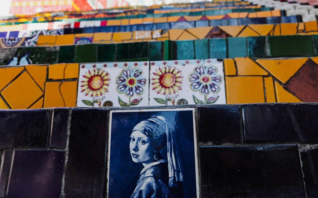 Rio: Tudo o que Você Precisa Saber Sobre a Escadaria Selarón 2 Foto de perto da Escadaria Selarón.