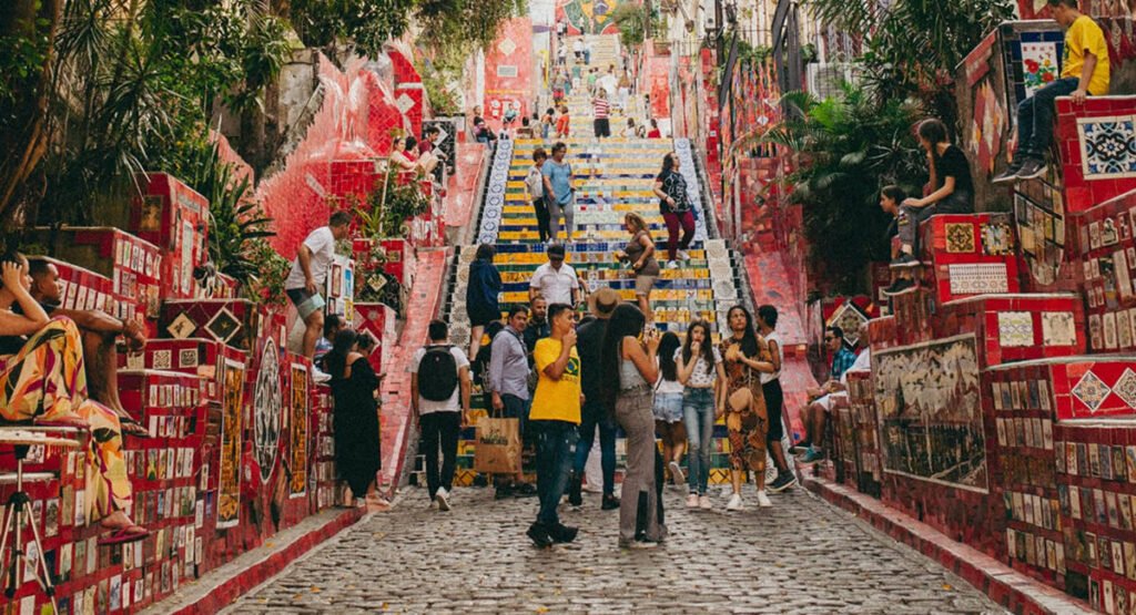Rio: Tudo o que Você Precisa Saber Sobre a Escadaria Selarón 1 Foto Escadaria Selarón, pessoas em frente ao ponto turístico.
