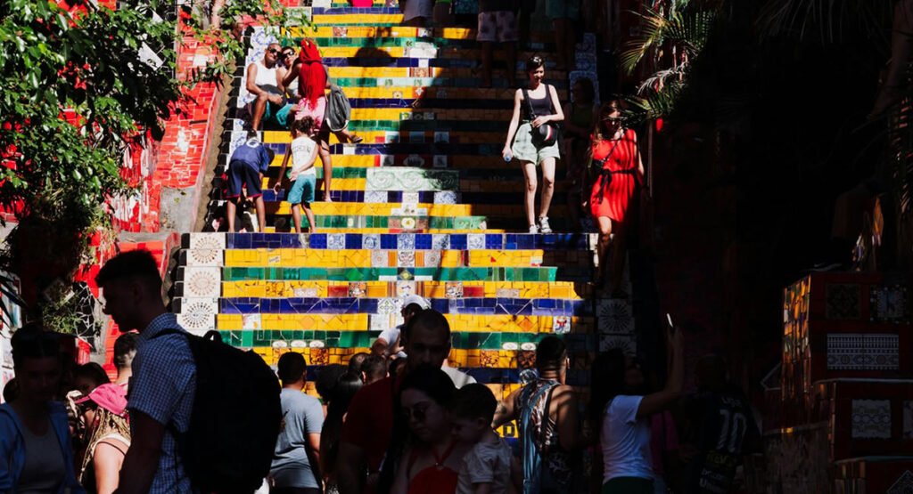 Rio: Tudo o que Você Precisa Saber Sobre a Escadaria Selarón 3 Pessoas visitando o ponto turístico. Escadaria Selarón.