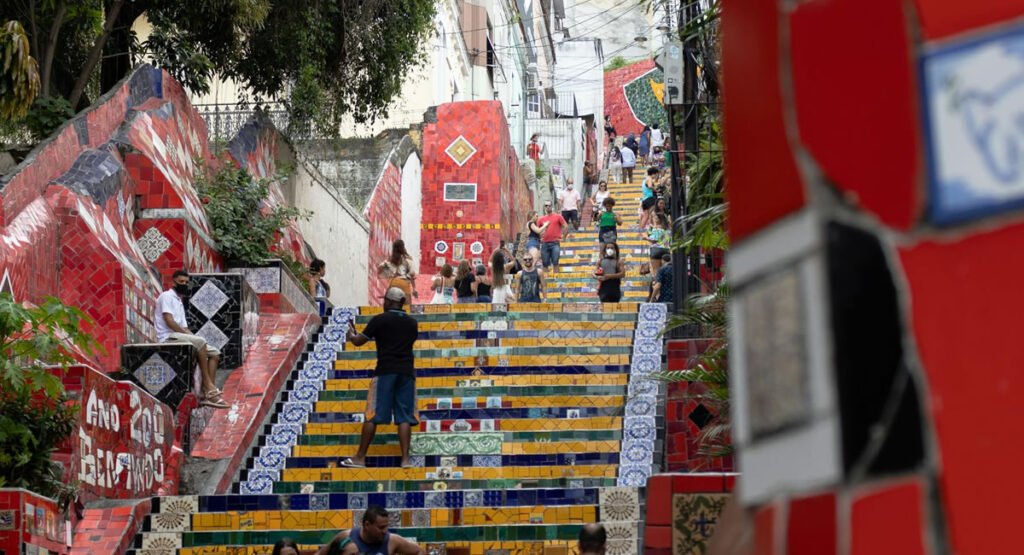 Rio: Tudo o que Você Precisa Saber Sobre a Escadaria Selarón 4 A famosa Escadaria Selarón em Santa Tereza.