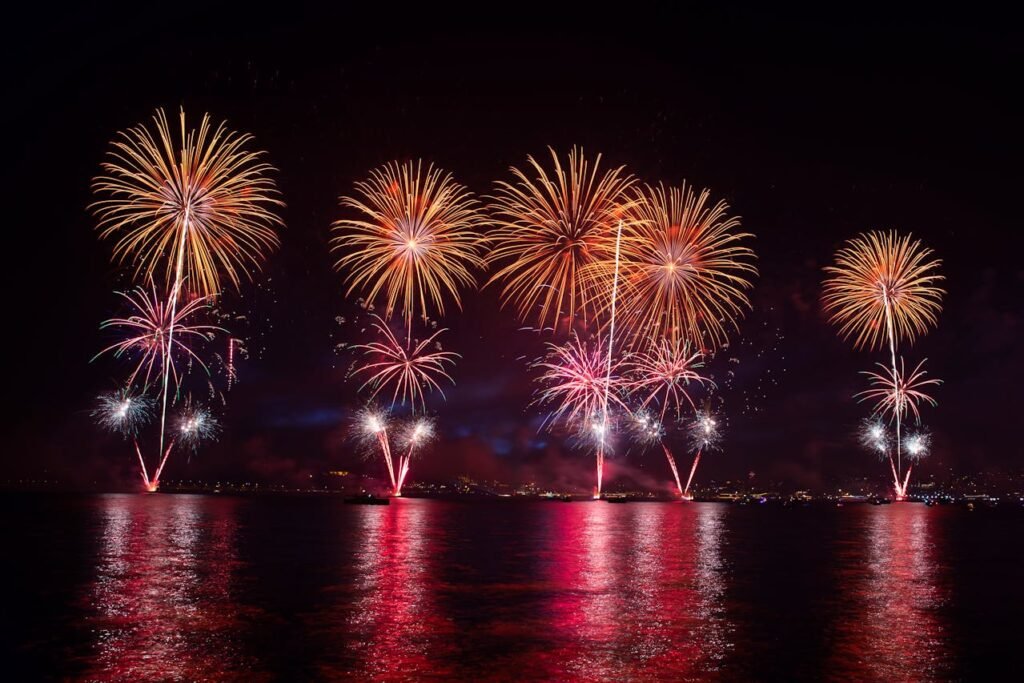 Réveillon Carioca 2025: Copacabana e os 13 Palcos Espalhados pelo Rio 3 Balsas queimando fogos de artifícios na praia.
