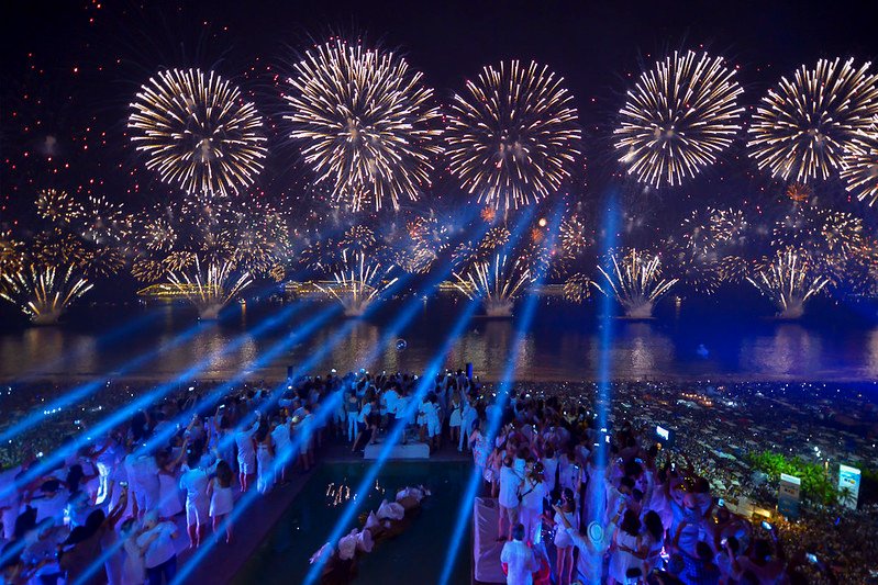 Réveillon 2025 em Ilha Grande: Uma Virada Inesquecível 3 Imagem dos fogos de artifício queimando na virada do ano.