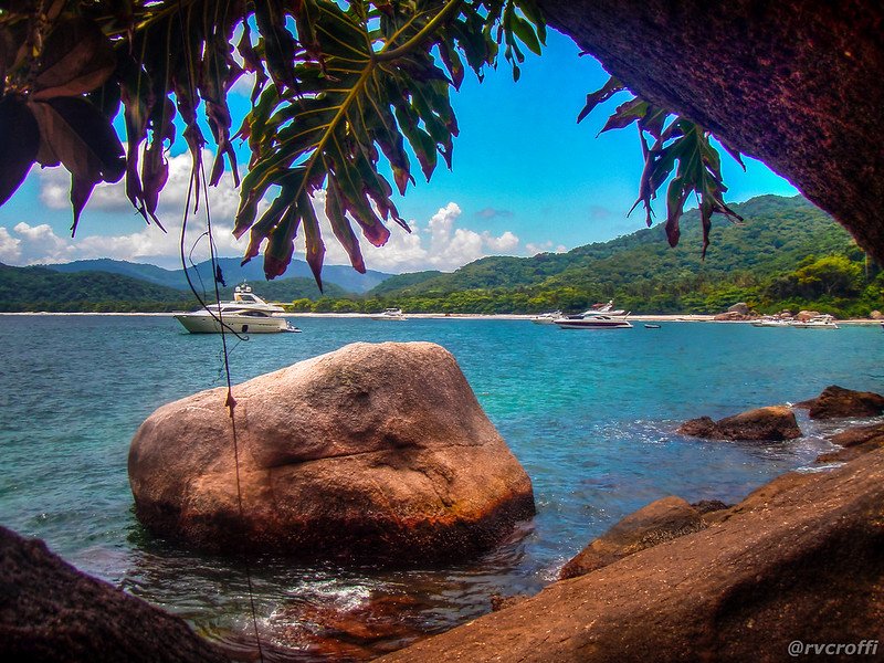 Réveillon 2025 em Ilha Grande: Uma Virada Inesquecível 2 Barcos no mar, foto mostra a vista de uma de barcos nas águas de Ilha Grande. Pedras na água dão beleza ao lugar.