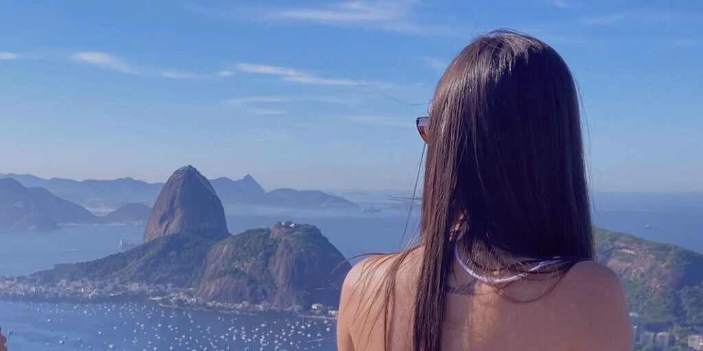 Como Visitar o Mirante Dona Marta: Dicas e Informações Práticas 5 Pessoa olhando o pão de açúcar.